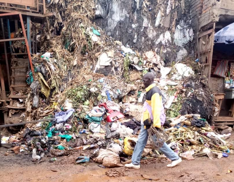 Bukavu Nyawera-Mukukwe envahit par lee déchets du Marché Bukavu Nyawera-Mukukwe envahit par lee déchets du Marché